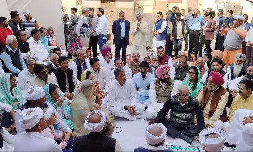 Ganganagar: पूर्व मुख्यमंत्री -पुष्पांजलि अर्पित कर शोक संतप्त परिवार के प्रति जताई संवेदना Ganganagar: पूर्व मुख्यमंत्री -पुष्पांजलि अर्पित कर शोक संतप्त परिवार के प्रति जताई संवेदना