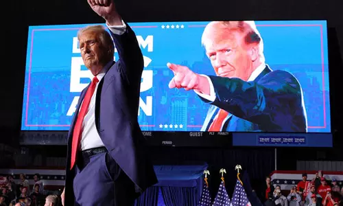 Donald Trump ने डॉलर प्रतिस्थापन योजनाओं पर ब्रिक्स देशों को 100 प्रतिशत टैरिफ लगाने की धमकी दी