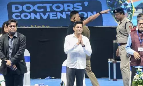 Trinamool कांग्रेस के राष्ट्रीय महासचिव अभिषेक बनर्जी डॉक्टरों से मिले Trinamool कांग्रेस के राष्ट्रीय महासचिव अभिषेक बनर्जी डॉक्टरों से मिले