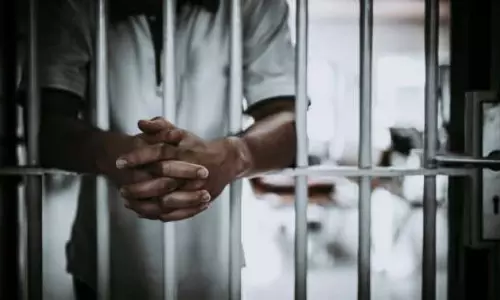 Hyderabad : दो युगांडा के नागरिक वेश्यावृत्ति के आरोप में गिरफ्तार Hyderabad : दो युगांडा के नागरिक वेश्यावृत्ति के आरोप में गिरफ्तार