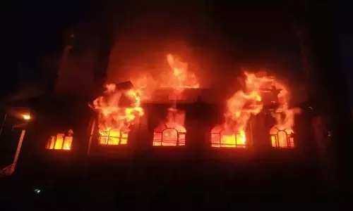 Kerala: कोच्चि में रेलवे स्टेशन के पास भीषण आग लग गई Kerala: कोच्चि में रेलवे स्टेशन के पास भीषण आग लग गई