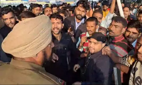 Bus की चपेट में आने से प्रवासी की मौत, परिजनों ने किया प्रदर्शन Bus की चपेट में आने से प्रवासी की मौत, परिजनों ने किया प्रदर्शन