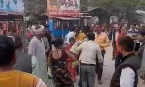 Godda : हाट में युवती के साथ छेड़खानी, आरोपी की चप्पल से पिटाई Godda : हाट में युवती के साथ छेड़खानी, आरोपी की चप्पल से पिटाई