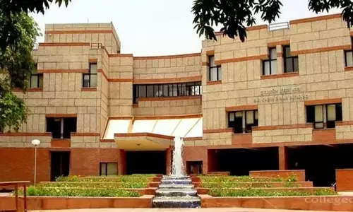 उपराष्ट्रपति ने IIT कानपुर के छात्रों से पराली  की समस्या का समाधान ढूंढने का आह्वान किया
