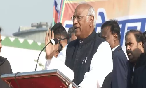 हमारी लड़ाई नफरत के खिलाफ है: Delhi में संविधान बचाओ रैली में खड़गे ने मोदी सरकार पर निशाना साधा हमारी लड़ाई नफरत के खिलाफ है: Delhi में संविधान बचाओ रैली में खड़गे ने मोदी सरकार पर निशाना साधा