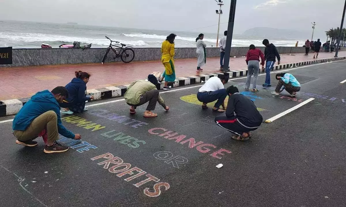 Andhra: जलवायु परिवर्तन के विरुद्ध लड़ने के लिए रचनात्मक कार्यक्रम