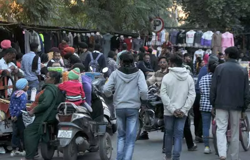 Amritsar: अवैध विक्रेताओं के कारण व्यस्त मॉल रोड पर यातायात में अव्यवस्था जारी