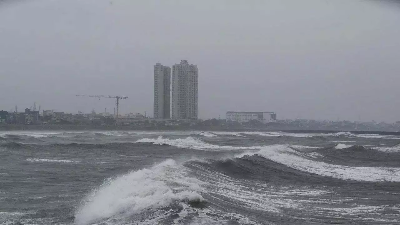 Cyclone Fengal का दबाव कमजोर होकर पश्चिम-उत्तरपश्चिम की ओर बढ़ा