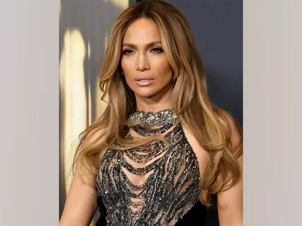 Jennifer Lopez ने अपने शुरुआती संघर्षों को याद किया, बताया कि कैसे उन्होंने हॉलीवुड में लैटिना स्टीरियोटाइप को मात दी