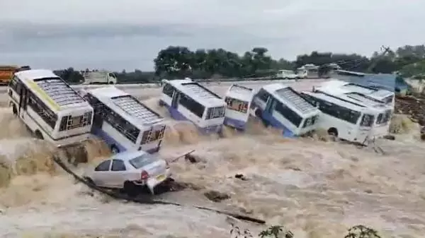 कृष्णागिरी चिल्ला रही है: कूड़े की तरह उड़ गई गाड़ियां, हेल्पलाइन अधिसूचना