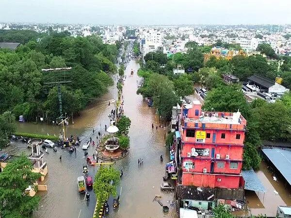 चक्रवात फेंगल का दबाव कमजोर होकर पश्चिम-उत्तरपश्चिम की ओर बढ़ रहे, Tamil, Puducherry में भारी बारिश जारी