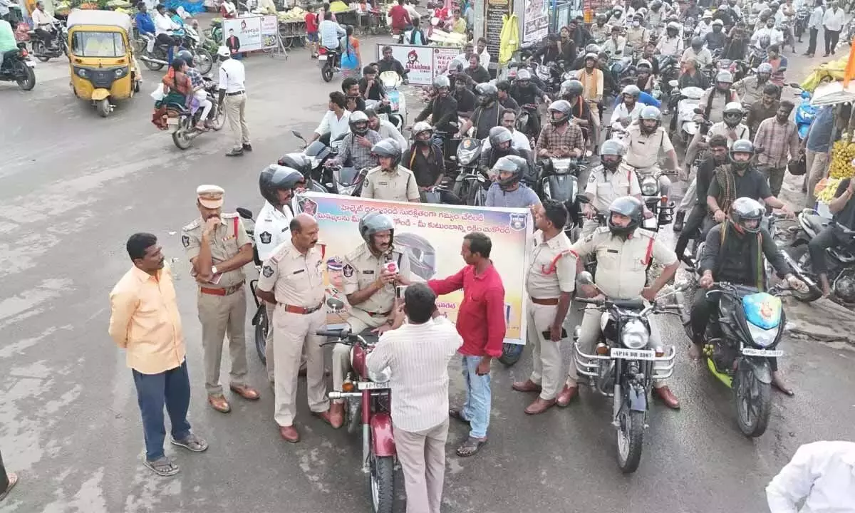 Andhra: पुलिस ने हेलमेट जागरूकता रैली निकाली