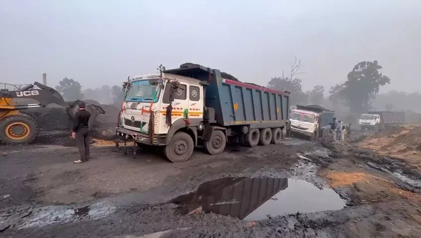 Latehar:अपराधियों ने कोयला परिवहन में लगे दो हाइवा में की आगजनी, दहशत