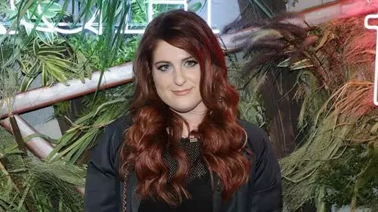 Meghan Trainor ने खुलासा किया कि वह अब मुस्कुरा नहीं सकतीं