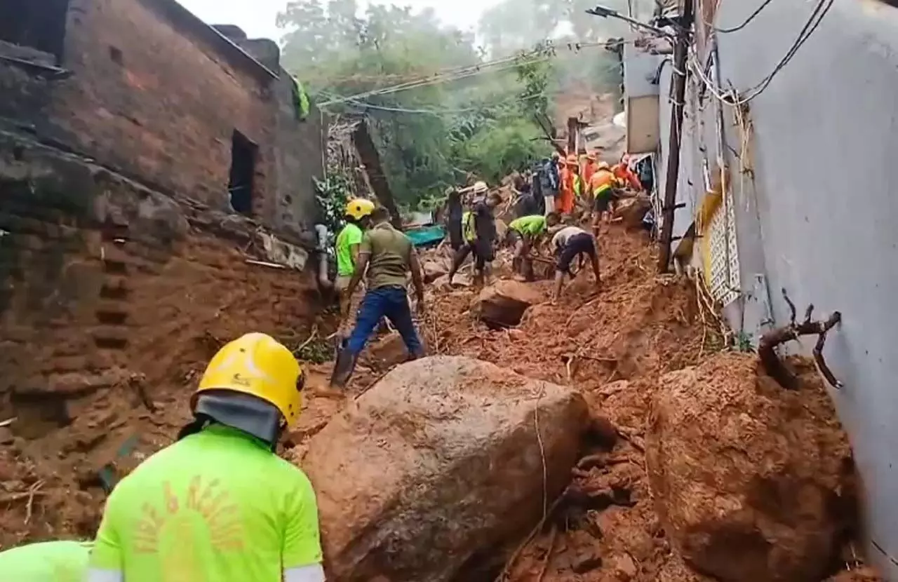 Cyclone Fengal: तमिलनाडु में भूस्खलन के बाद फंसे 7 लोगों में 5 बच्चे शामिल