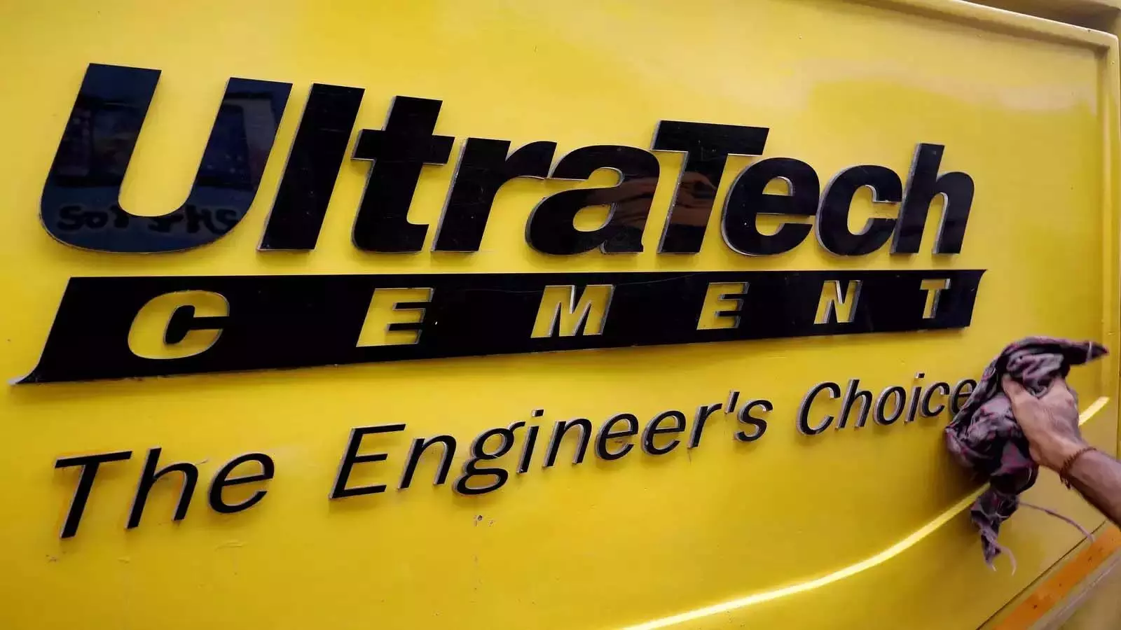 UltraTech Cement शेयर की कीमत में 4.82% ऊपर