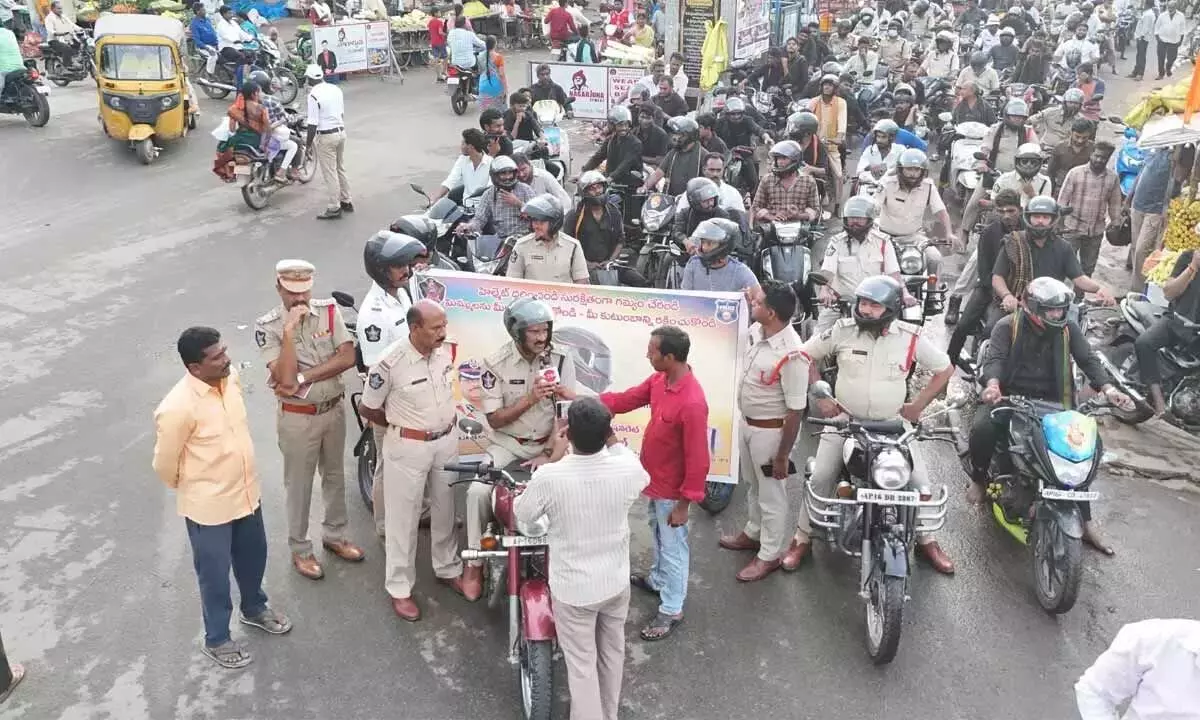 Andhra Pradesh : पुलिस ने निकाली हेलमेट जागरूकता रैली