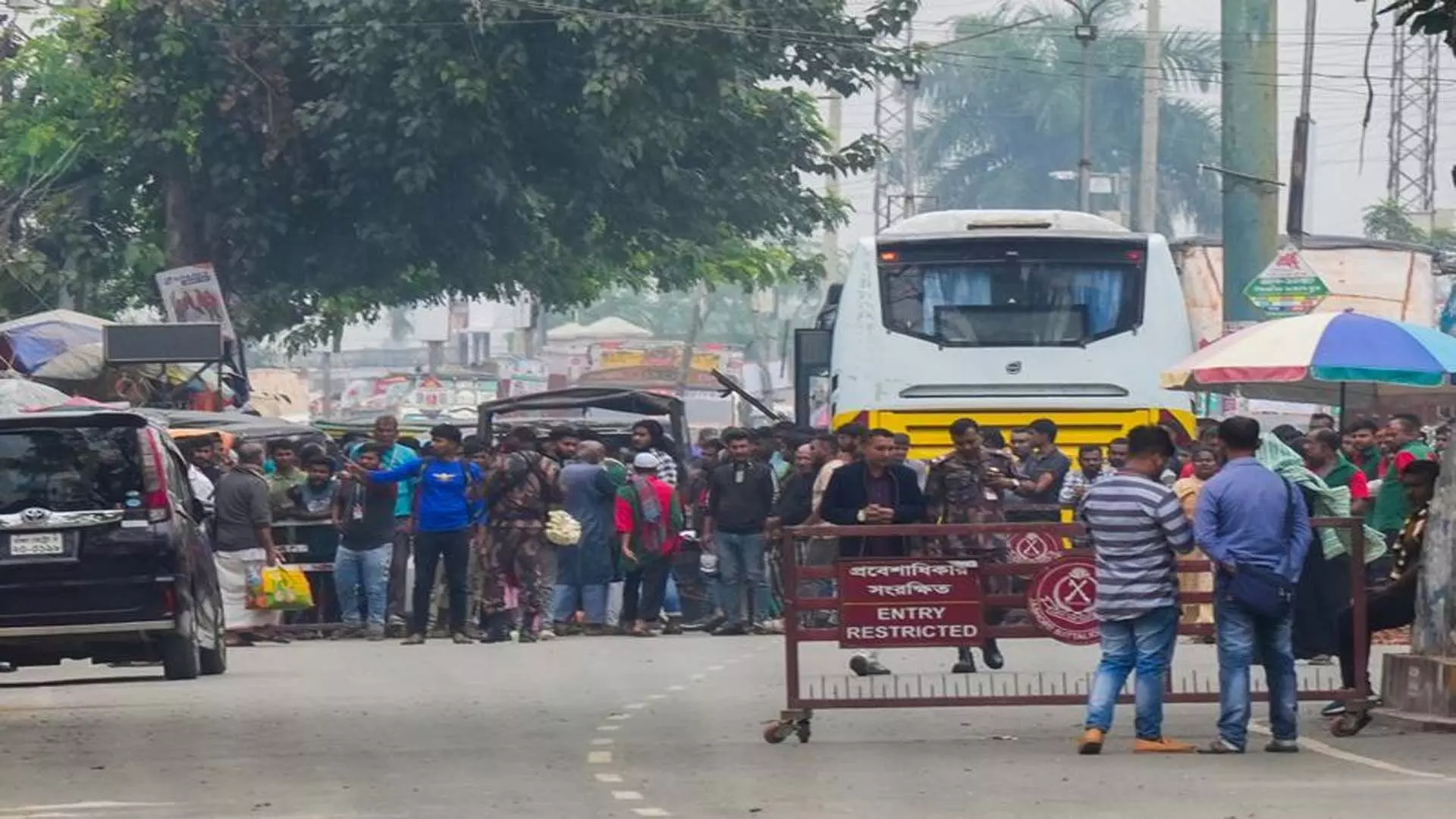 हिंदू नेता की रिहाई को लेकर भिक्षुओं ने भारत-बांग्लादेश सीमा पर विरोध प्रदर्शन किया