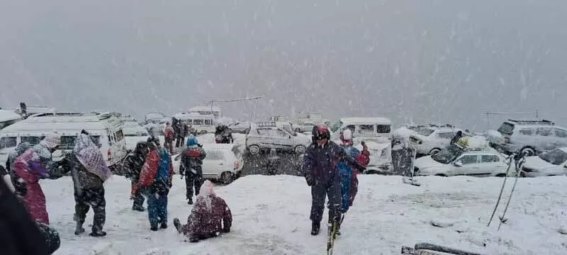 Rohtang दर्रा गुलाबा से आगे बंद, काली बर्फ के कारण सड़कें खतरनाक