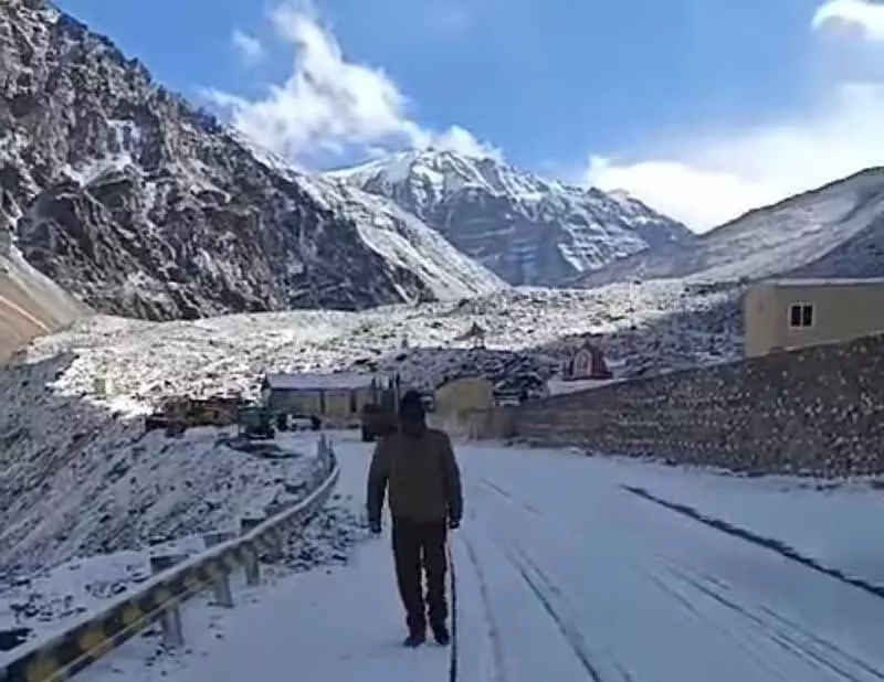 बारालाचा दर्रे पर बर्फबारी से Manali-Leh राजमार्ग अवरुद्ध