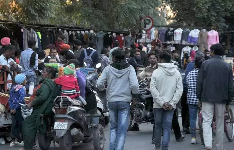 अवैध विक्रेताओं के कारण व्यस्त Mall Road पर यातायात में अव्यवस्था जारी