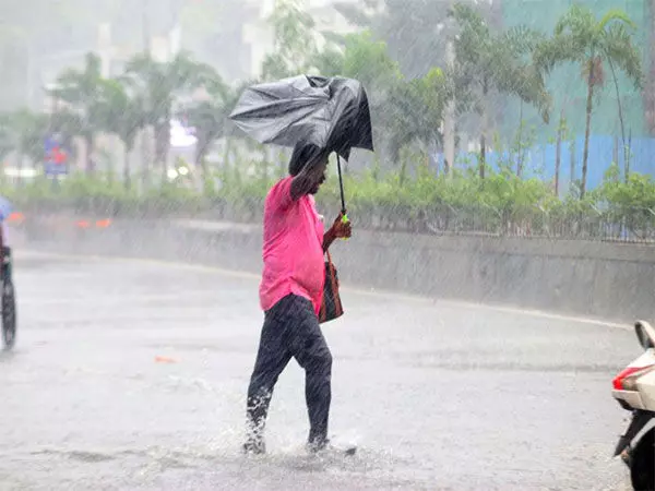 Cyclone Fengal: मौसम विभाग ने दक्षिण भारत के कई हिस्सों में भारी बारिश की चेतावनी जारी की