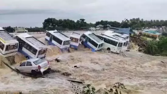 Cyclone Fengal: भारी बारिश, तमिलनाडु में बाढ़ के पानी में बसें डूब गईं, राहत कार्य जारी