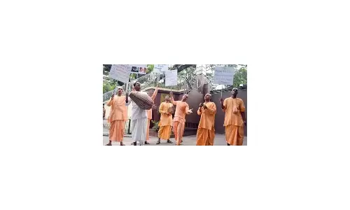 Bangladesh monk गिरफ्तारी: वैध दस्तावेज वाले भिक्षुओं को अंतर्राष्ट्रीय यात्रा से रोका गया? Bangladesh monk गिरफ्तारी: वैध दस्तावेज वाले भिक्षुओं को अंतर्राष्ट्रीय यात्रा से रोका गया?