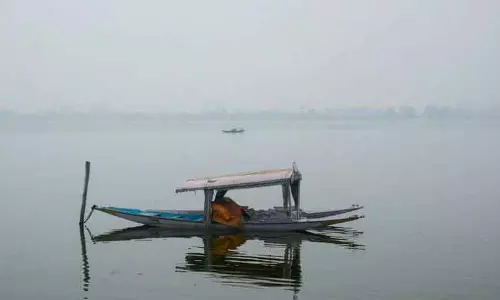 Jammu: घाटी के कुछ हिस्सों में घना कोहरा छाया, पारा शून्य से नीचे पहुंचा