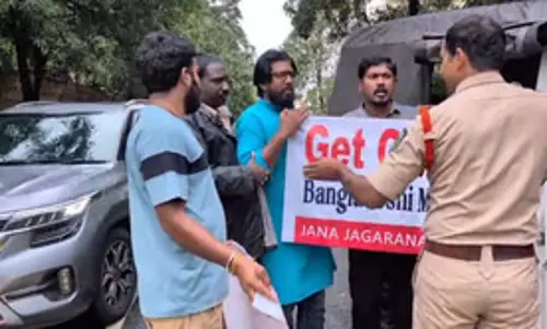 विशाखापट्टनम : एयू इंटरनेशनल हॉस्टल में प्रदर्शन कर बांग्लादेशी छात्रों देश छोड़ने का अल्टीमेटम, कई गिरफ्तार