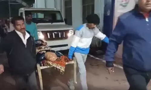 सरकारी हॉस्पिटल है ये, खाट में मरीज सरकारी हॉस्पिटल है ये, खाट में मरीज