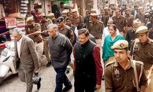 न्यायिक सदस्यों ने हिंसा प्रभावित क्षेत्रों का निरीक्षण किया: Sambhal न्यायिक सदस्यों ने हिंसा प्रभावित क्षेत्रों का निरीक्षण किया: Sambhal