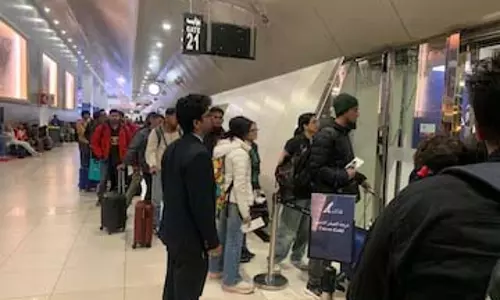 Kuwait में 13 घंटे से अधिक समय से फंसे भारतीय यात्री