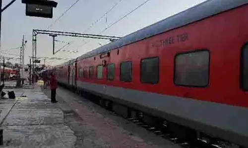 Bareilly: धनेटा स्टेशन के पास काशी विश्वनाथ एक्सप्रेस पर पथराव, दहशत फैली Bareilly: धनेटा स्टेशन के पास काशी विश्वनाथ एक्सप्रेस पर पथराव, दहशत फैली