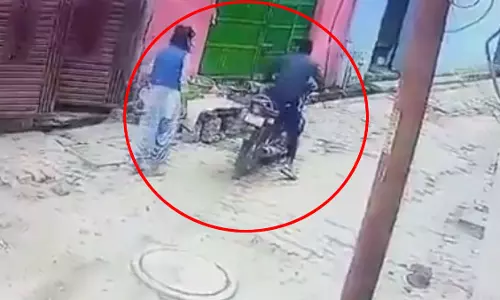 महिला सिपाही को जमीन पर गिराकर पीटा, पूर्व मुख्यमंत्री ने शेयर किया VIDEO महिला सिपाही को जमीन पर गिराकर पीटा, पूर्व मुख्यमंत्री ने शेयर किया VIDEO
