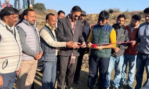 Jammu: डॉ.रामेश्वर ने चला धार में लैवेंडर फार्म की नींव रखी
