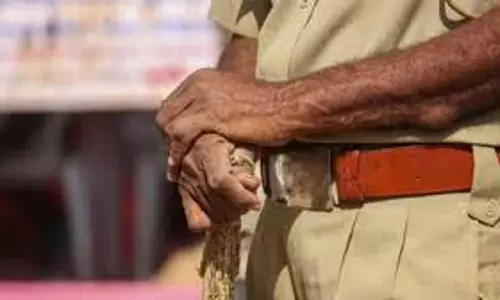 Photos viral करने वाले पुलिस कांस्टेबल को निलंबित कर दिया गया
