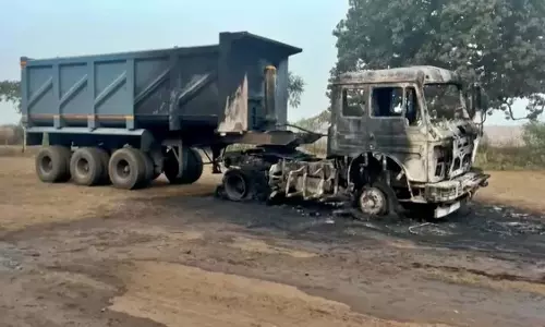 अपराधियों ने दो वाहनों को आग के किया हवाले