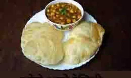 Breakfast: नाश्ते में  बनाएं गरमागरम छोले पूरी