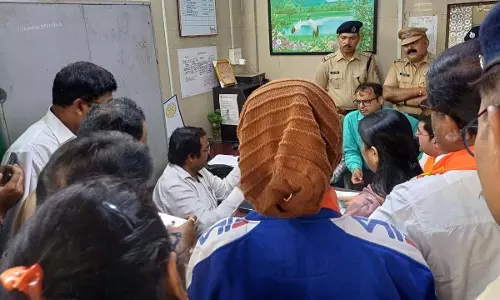Mumbai: नियमित लोकल ट्रेन को एसी सेवा में बदलने के विरोध में अफरा-तफरी