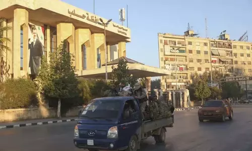 Syria में क्या हो रहा है जब विद्रोहियों ने दूसरे सबसे बड़े शहर पर नियंत्रण कर लिया?