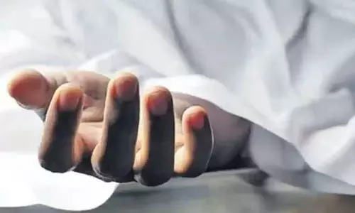 Noida: पूर्व IAS की बेटी ने बहुमंजिला इमारत से कूदकर दी जान, पोस्टमार्टम के लिए भेज Noida: पूर्व IAS की बेटी ने बहुमंजिला इमारत से कूदकर दी जान, पोस्टमार्टम के लिए भेज