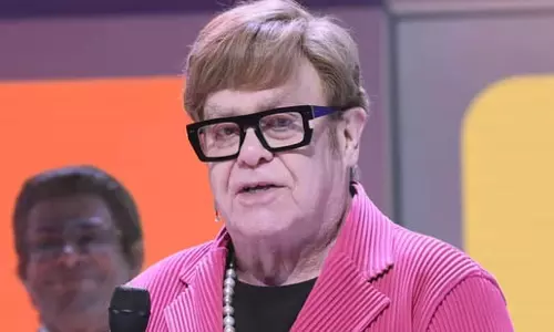 Elton John ने गंभीर संक्रमण से लड़ाई के बाद अंधेपन की पुष्टि की Elton John ने गंभीर संक्रमण से लड़ाई के बाद अंधेपन की पुष्टि की