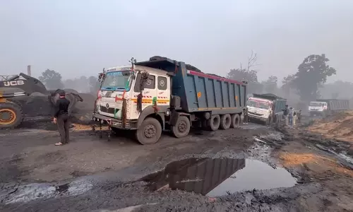 Latehar:अपराधियों ने कोयला परिवहन में लगे दो हाइवा में की आगजनी, दहशत Latehar:अपराधियों ने कोयला परिवहन में लगे दो हाइवा में की आगजनी, दहशत