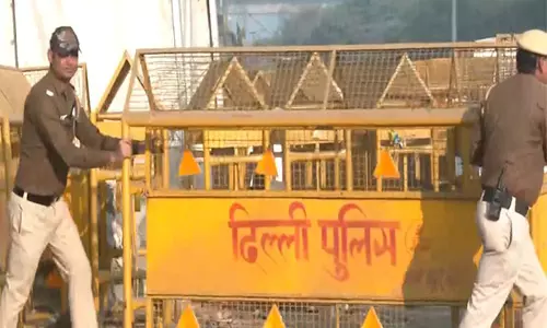 Noida: किसानों के दिल्ली चलो मार्च से पहले पुलिस ने सुरक्षा बढ़ाई, चिल्ला बॉर्डर पर ट्रैफिक जाम