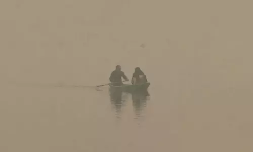 Srinagar: कोहरे ने डल झील को ढक लिया, हाउसबोट और शिकारे खामोशी से तैर रहे