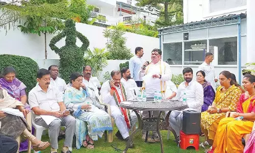 Telangana : पोन्नम ने प्रजा पालन विजयोत्सवलु की समीक्षा के लिए बैठक आयोजित Telangana : पोन्नम ने प्रजा पालन विजयोत्सवलु की समीक्षा के लिए बैठक आयोजित