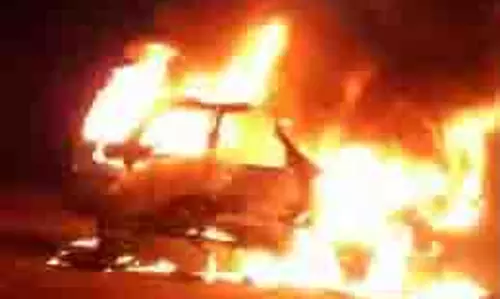 Ludhiana : चलती कार में लगी आग, ड्राइवर ने कूदकर बचाई जान