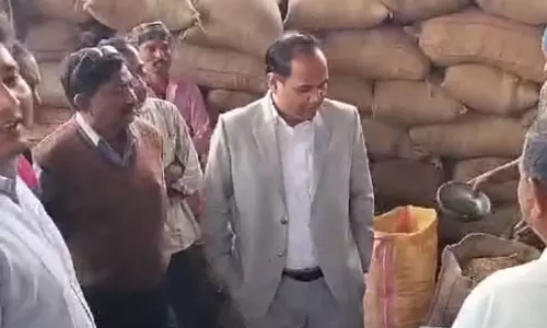 आरंग धान खरीदी केंद्र का निरीक्षण करने पहुंचे कलेक्टर डॉ. गौरव सिंह आरंग धान खरीदी केंद्र का निरीक्षण करने पहुंचे कलेक्टर डॉ. गौरव सिंह