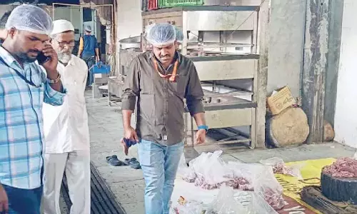 Telangana : खाद्य सुरक्षा अधिकारियों ने शहर के 50 से अधिक भोजनालयों में स्वच्छता उल्लंघनों पर ध्यान Telangana : खाद्य सुरक्षा अधिकारियों ने शहर के 50 से अधिक भोजनालयों में स्वच्छता उल्लंघनों पर ध्यान